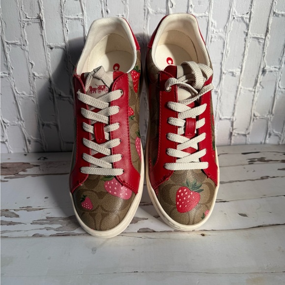Coach Clip Low Top Sneaker In Signature Canvas With Wild Strawberry Print - Picture 2 of 5